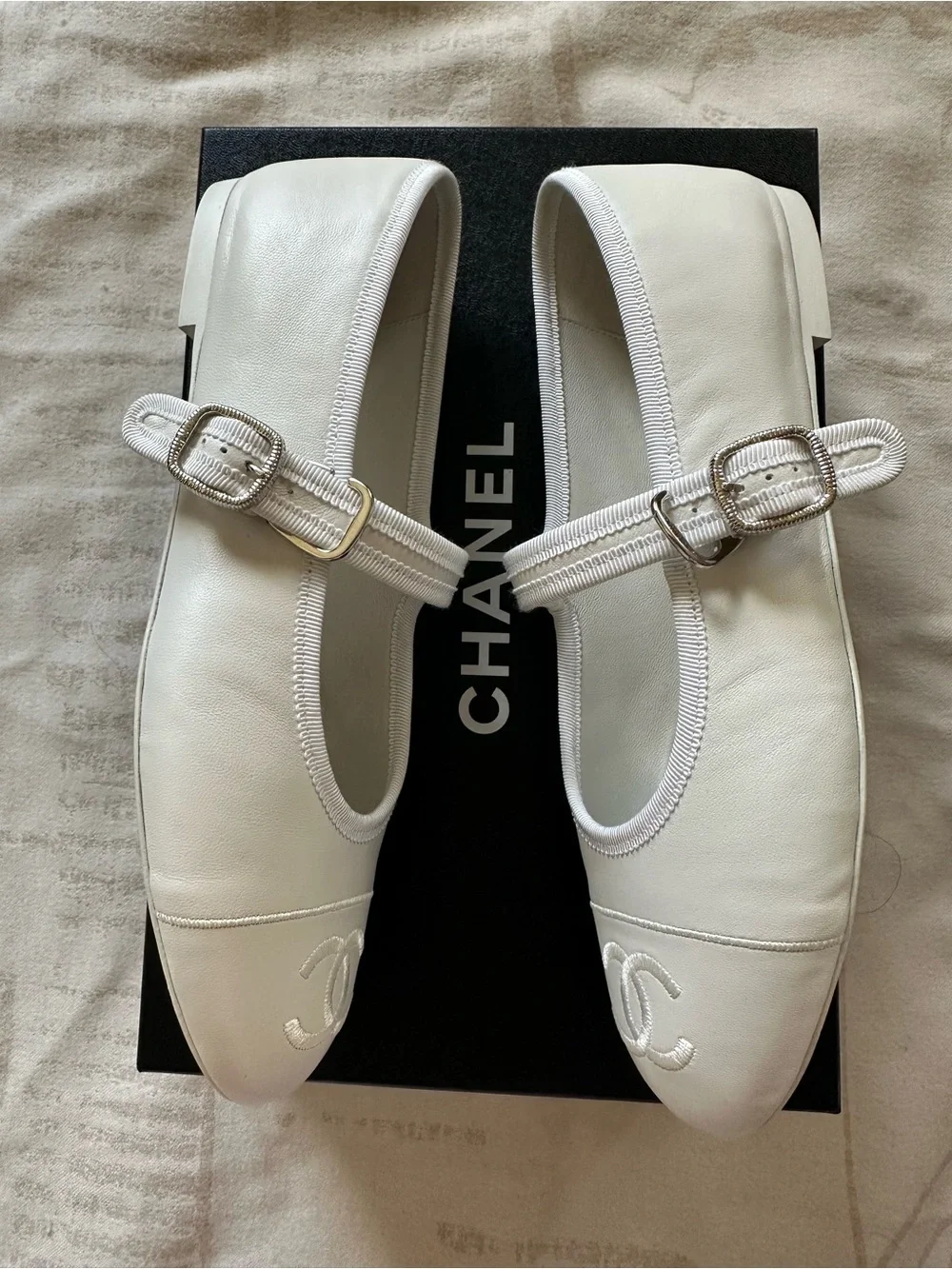 CHANEL 26P White Quilted Mary Jane Flats with CC Emblem Size 38.5